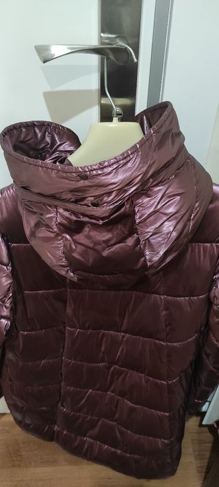 Abrigo metalizado plumas color buganvilla 