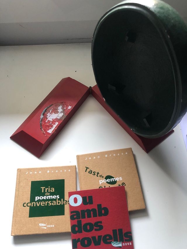 Ou amb dos rovells Brossa.