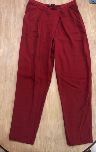 Pantalón rojo de Zara