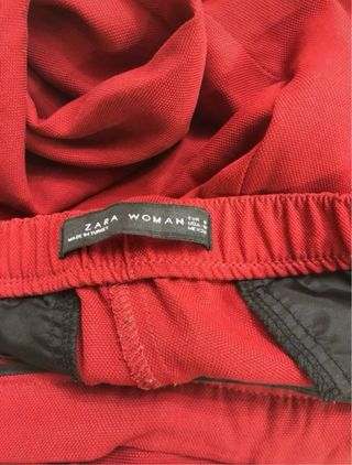 Pantalón rojo de Zara