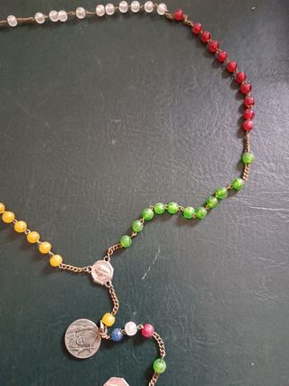 Antiguo Rosario en bolas de colores.