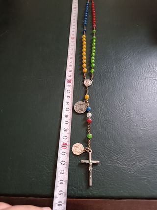 Antiguo Rosario en bolas de colores.