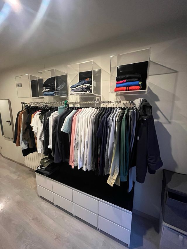 Barra appendiabiti inossidabile per armadio aperto