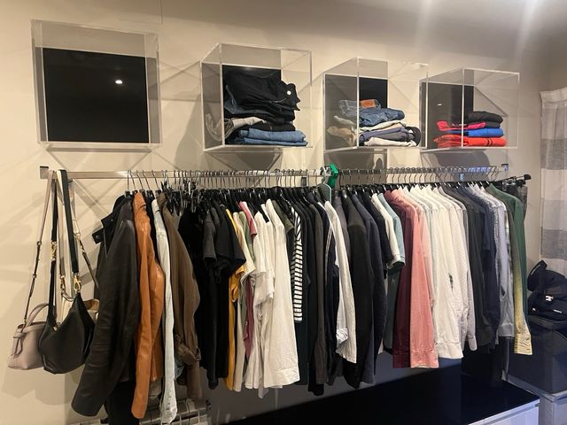 Barra appendiabiti inossidabile per armadio aperto