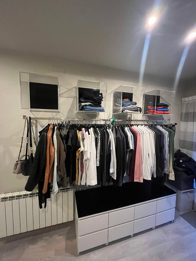 Barra appendiabiti inossidabile per armadio aperto