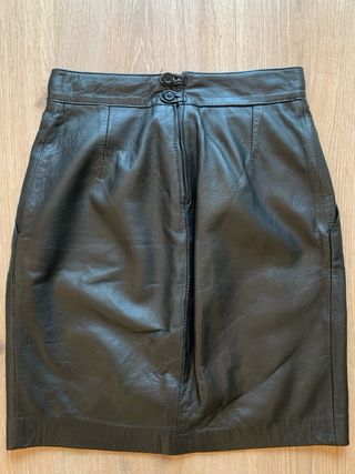 Falda negra de piel auténtica.