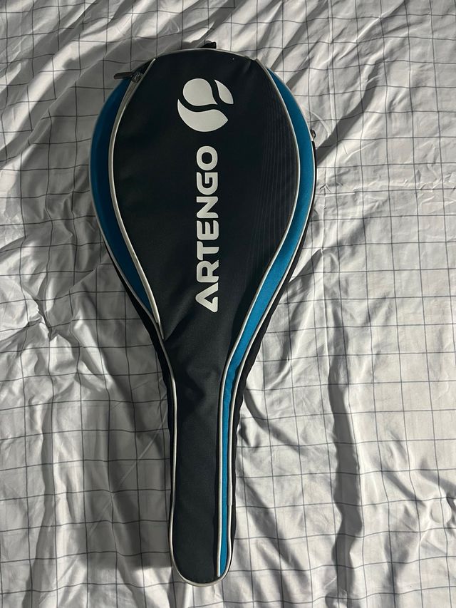 Raqueta de tenis con funda