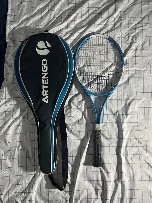 Raqueta de tenis con funda