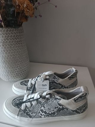 Zapatillas nuevas con etiqueta 