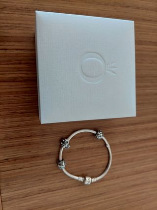 Pulsera Pandora con 3 charms 