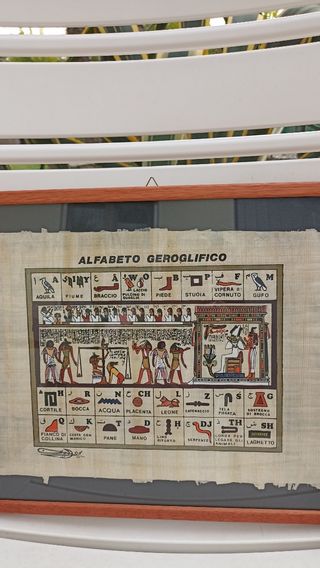 Alfabeto geroglifico su papiro 