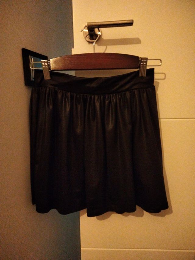 Falda corta negra
