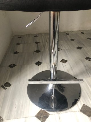 Taburete tapizado con altura ajustable