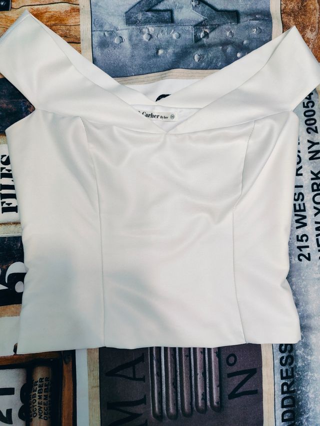 Top corto con tirantes.