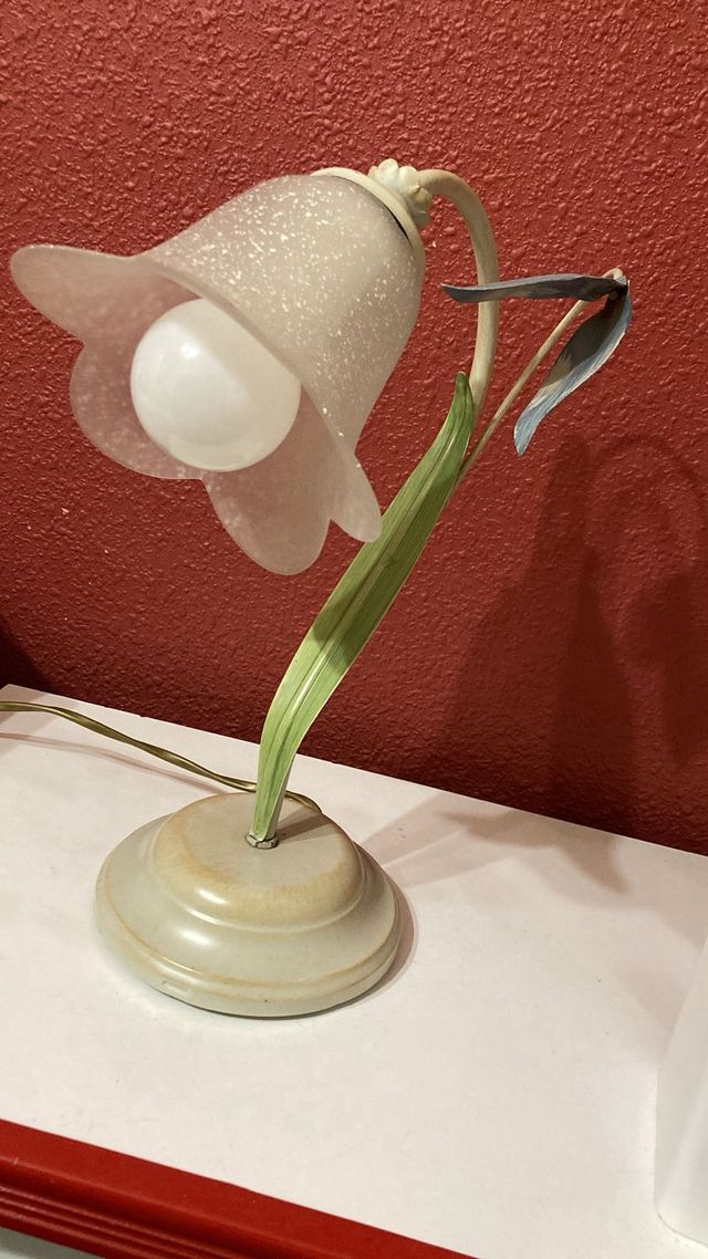 Lámpara dormitorio y mesita de noche