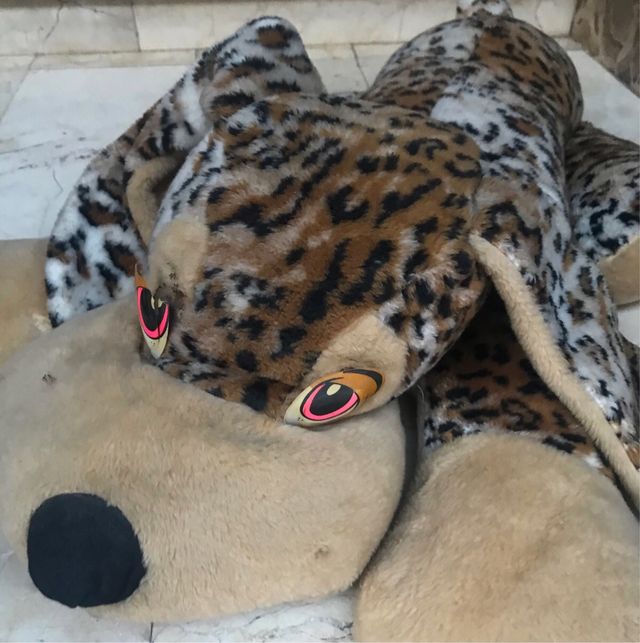 Perro de peluche gigante