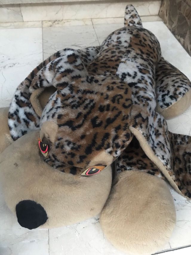 Perro de peluche gigante