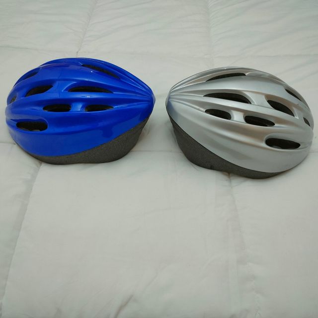 Cascos de bici azul y negro