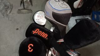 Bolsa y 14 palos de gof, pelotas, guantes...