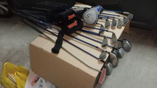 Bolsa y 14 palos de gof, pelotas, guantes...