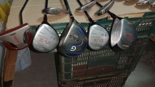 Bolsa y 14 palos de gof, pelotas, guantes...