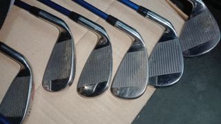 Bolsa y 14 palos de gof, pelotas, guantes...