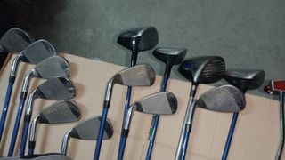 Bolsa y 14 palos de gof, pelotas, guantes...