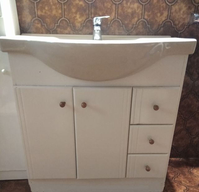 Mueble baño con labavo, grifo y valvula