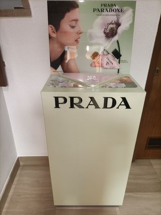 Expositor perfumería Prada