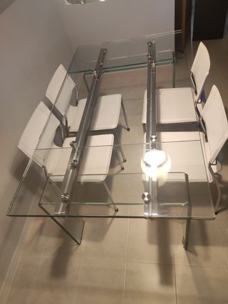 Por mudanza se vende Mesa de Cristal ampliable