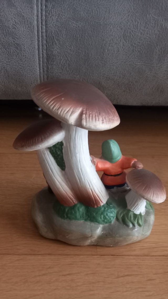 Figura cerámica enanos y setas