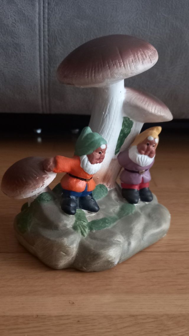 Figura cerámica enanos y setas