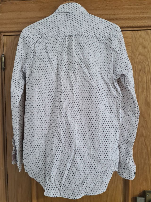 Una camisa dominante, de manga larga