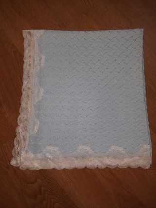 Toquilla bebé azul con puntilla