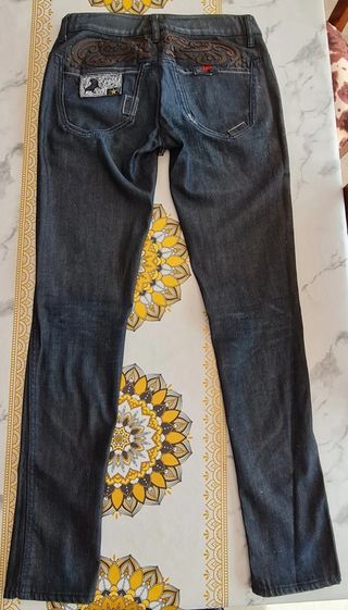 Pantalón Vaquero LOIS con bordados