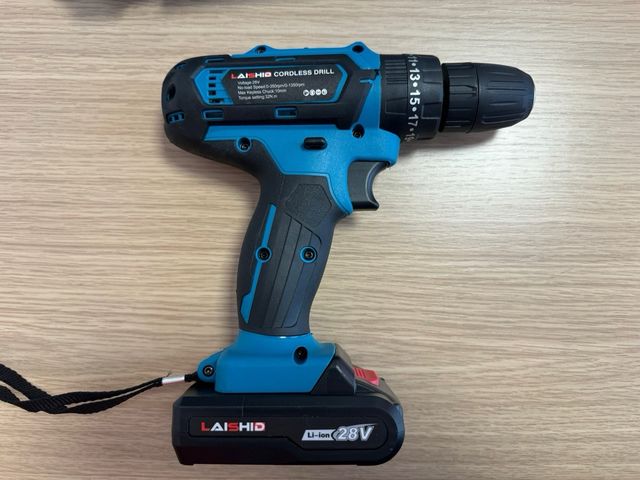 Taladro atornillador con 2 baterias y herramienta