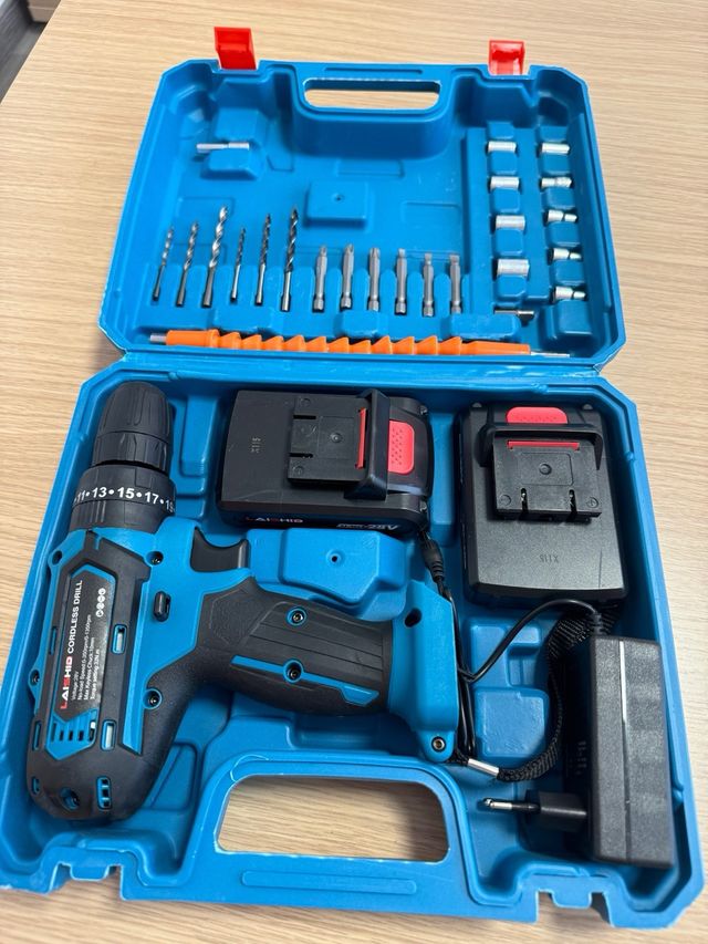 Taladro atornillador con 2 baterias y herramienta