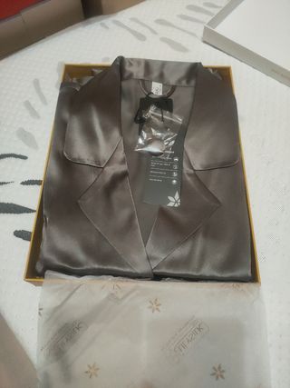 Pijama Lilisilk con etiquetas