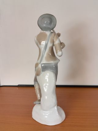 Porcelana "Pastorcillo tocando la flauta" de TITO