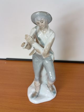 Porcelana "Pastorcillo tocando la flauta" de TITO