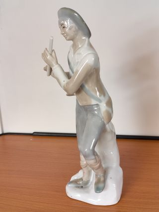 Porcelana "Pastorcillo tocando la flauta" de TITO