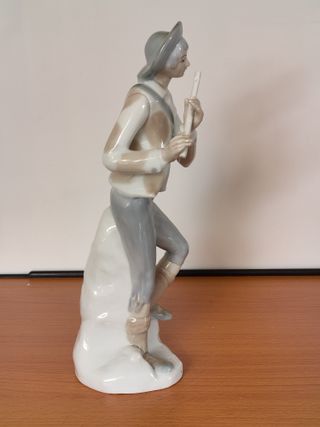 Porcelana "Pastorcillo tocando la flauta" de TITO