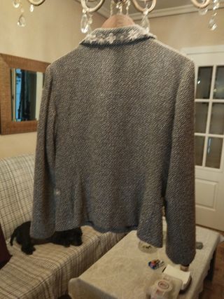 CHAQUETA DE TIPO CHANEL CON ADORNOS DE COLOR BEIS