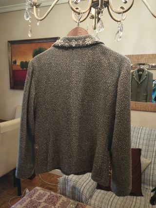 CHAQUETA DE TIPO CHANEL CON ADORNOS DE COLOR BEIS