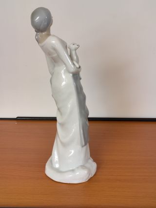 Porcelana "Pastora con cordero" de Tito Peñatal