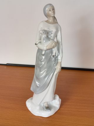 Porcelana "Pastora con cordero" de Tito Peñatal