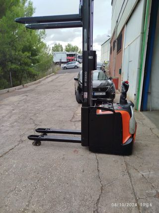 Apilador Bt Toyota 2100mm 2000kg