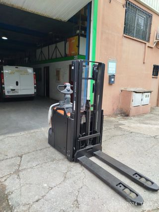 Apilador Bt Toyota 2100mm 2000kg