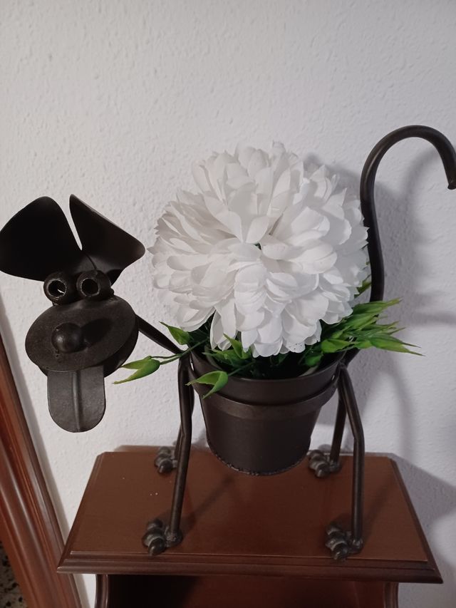 Macetero de metal antiguo