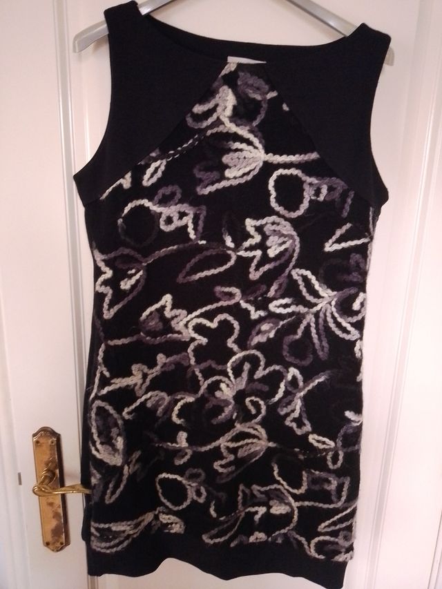 Vestido negro bordado mujer